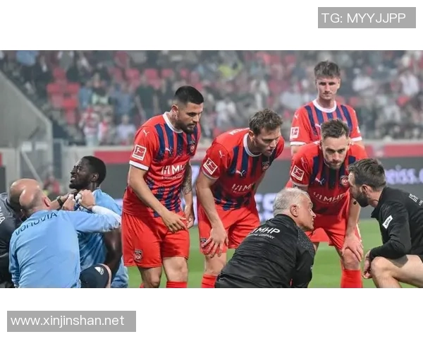 美国足球明星在俱乐部训练中突发意外倒地引发广泛关注与担忧