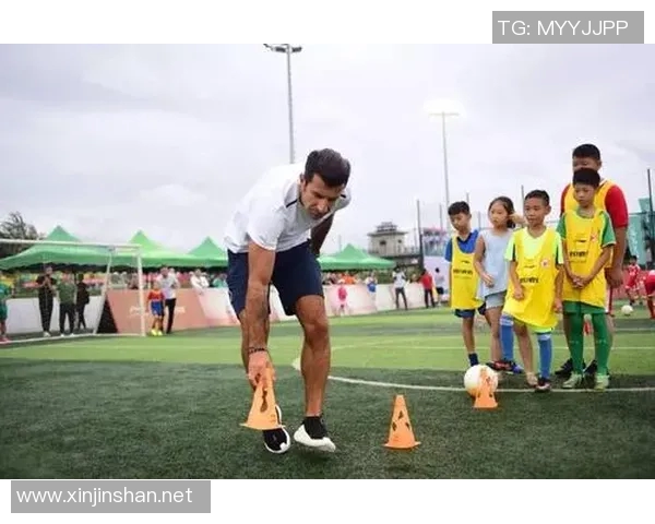 跑男团队与足球明星亲密合影展现运动精神与友谊的完美结合